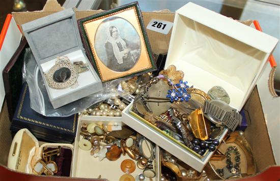 Box of sundry costume jewellery